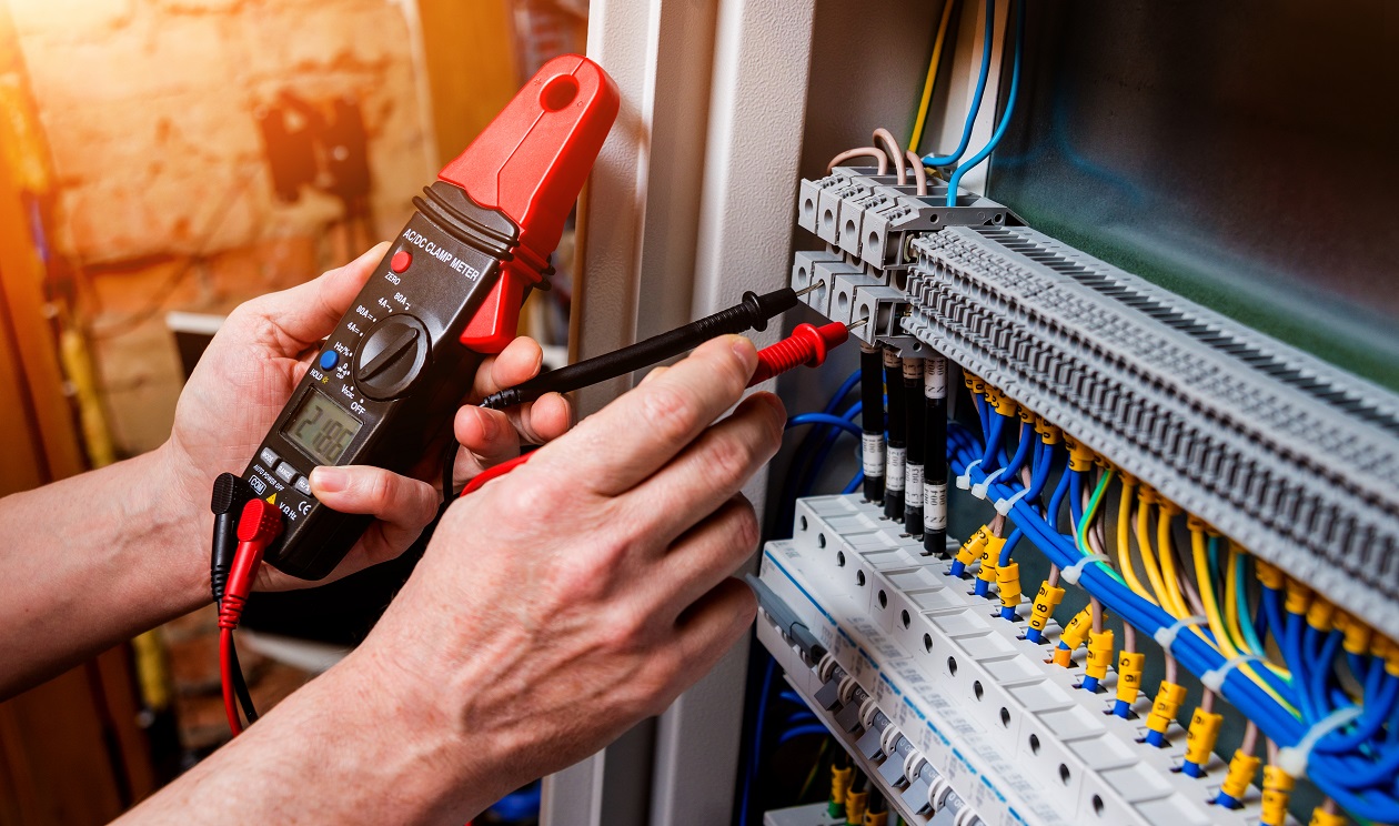 Servicii de mentenanță electrică