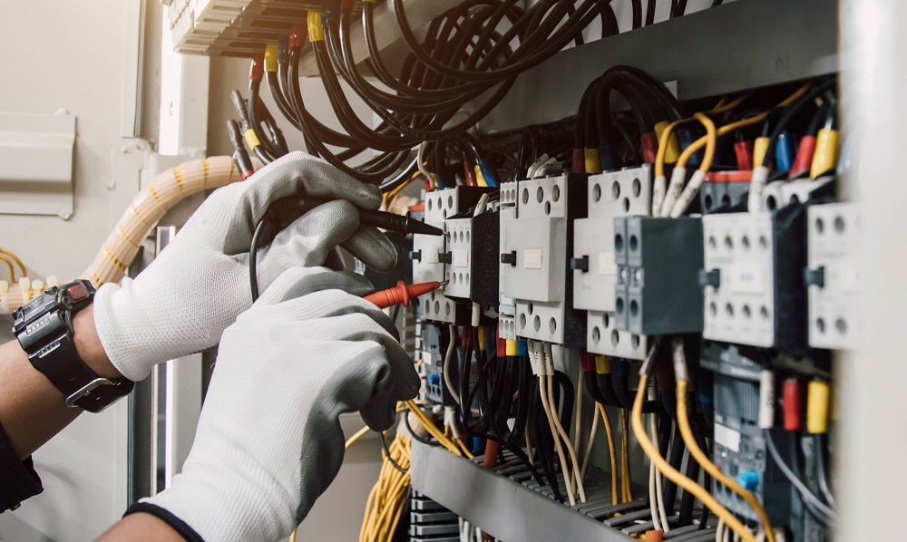 Electrician la reparații pe tablou electric
